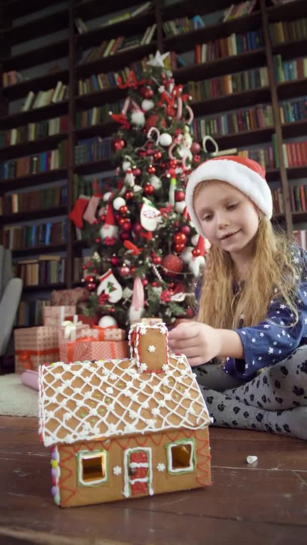 Noel kurabiyesi evi olan tatlı bir kız. — Stok video