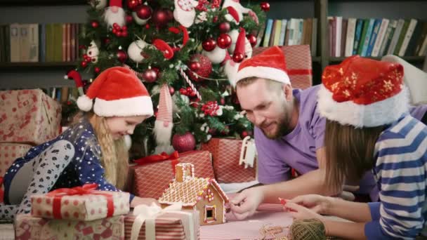 Glad familj firar jul — Stockvideo