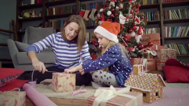 Мать с дочерью обернуть рождественские подарки — стоковое видео