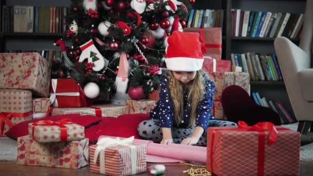 Envolvendo presentes de Natal em casa — Vídeo de Stock