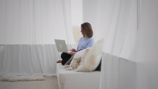 Vrouw gebruik laptop thuis — Stockvideo