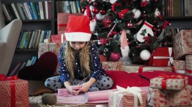 Evde Noel hediyelerini paketliyorum.