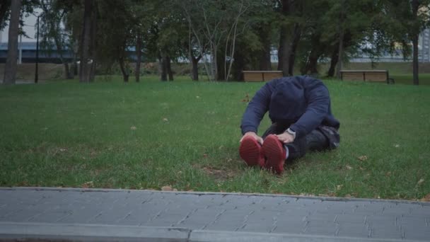 O homem esportivo está se exercitando ao ar livre — Vídeo de Stock