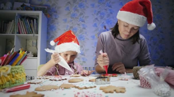Familia decora galletas de Navidad — Vídeos de Stock