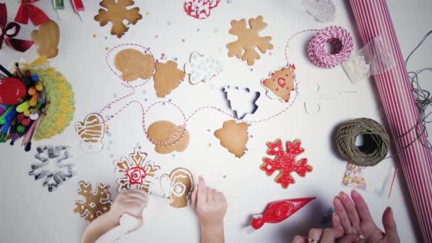 Decoración de pastelería tradicional de pan de jengibre de Navidad — Vídeos de Stock