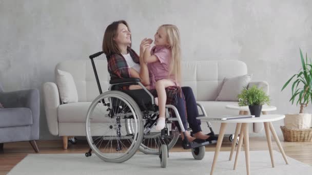 Zdravotně postižená žena s dcerou — Stock video
