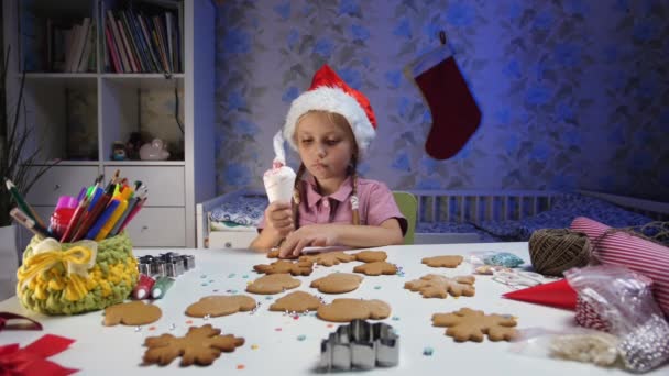 Κορίτσι διακοσμεί ζαχαροπλαστικής μελόψωμο — Αρχείο Βίντεο