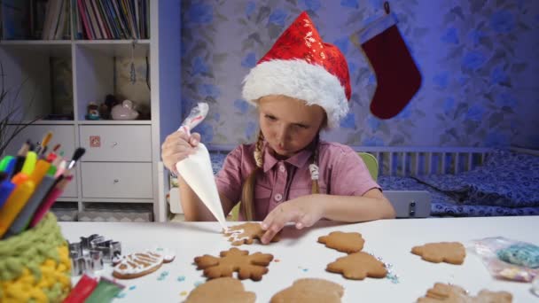 Criança decora massa de gengibre — Vídeo de Stock