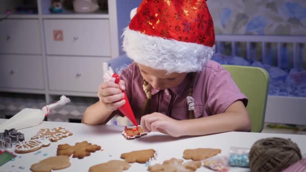 Criança decora biscoitos de gengibre — Vídeo de Stock