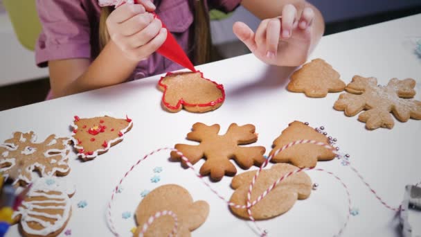 Dekorowanie piernika Christmas cookies — Wideo stockowe
