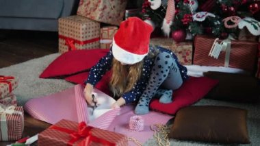 Evde Noel hediyelerini paketliyorum.