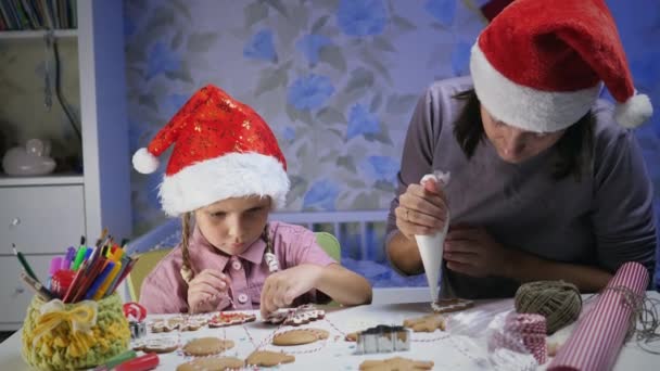 Familia decora galletas de Navidad — Vídeos de Stock