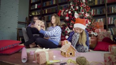 Mutlu aile Noel kutlaması