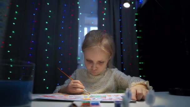 Caucasienne fille peinture à la maison — Video