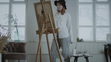 Easel 'de Resim Yapan Kadın Sanatçı