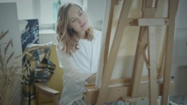 Ressam tuvalde resim yapıyor