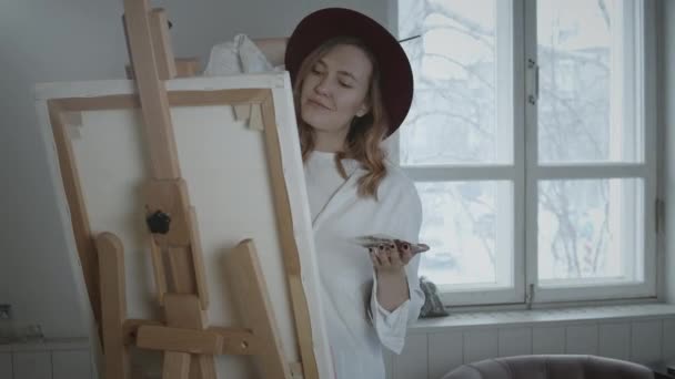 Artista pintura sobre lienzo — Vídeos de Stock