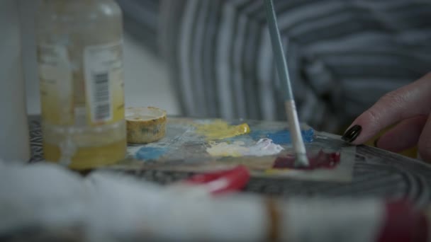 Artista mezclando pinturas con pincel — Vídeo de stock