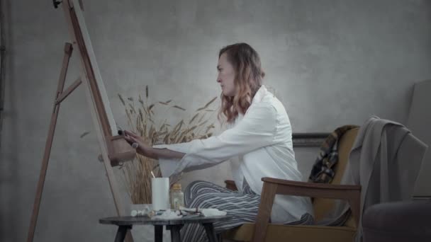 Kobieta artysta maluje w domu — Wideo stockowe