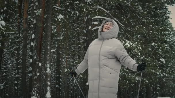 Seniorin mit Stöcken für Nordic Walk — Stockvideo