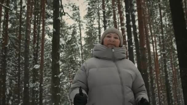 Femme mûre faisant une marche nordique — Video