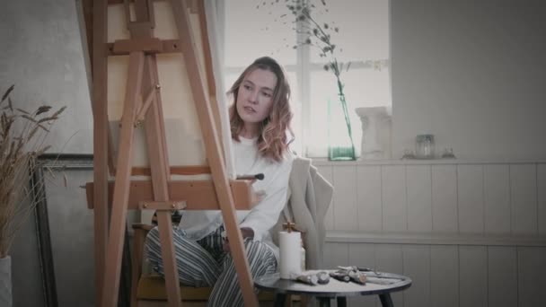 Peinture d'artiste féminine sur toile — Video