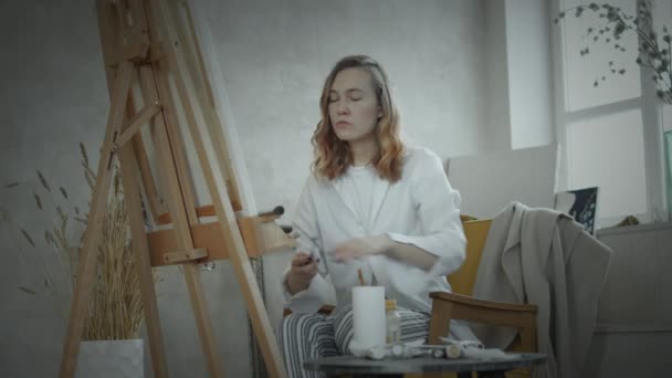 Kobieta malarstwo artystyczne na sztaludze — Wideo stockowe