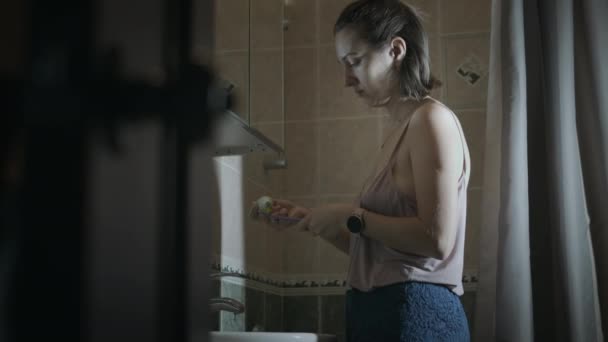 Kobieta myjąca zęby — Wideo stockowe