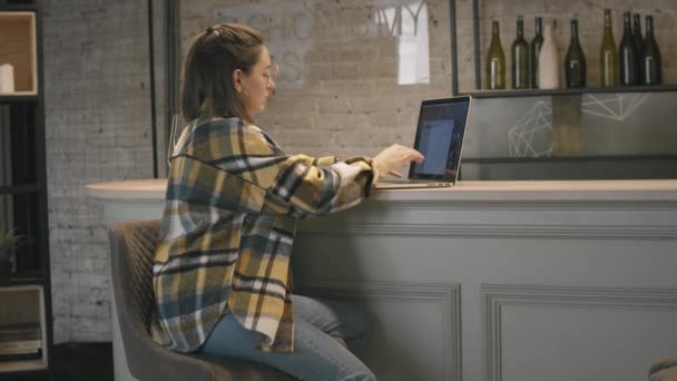 Женщина использует свой ноутбук дома — стоковое видео