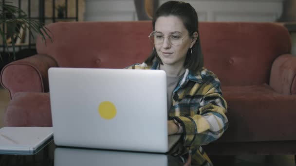 Femme se détendre avec ordinateur portable à la maison — Video