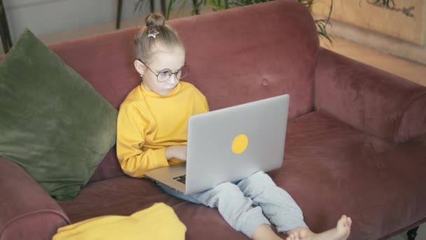 Dizüstü bilgisayarı olan küçük kız — Stok video