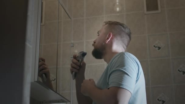 Auto barba recorte en casa — Vídeo de stock