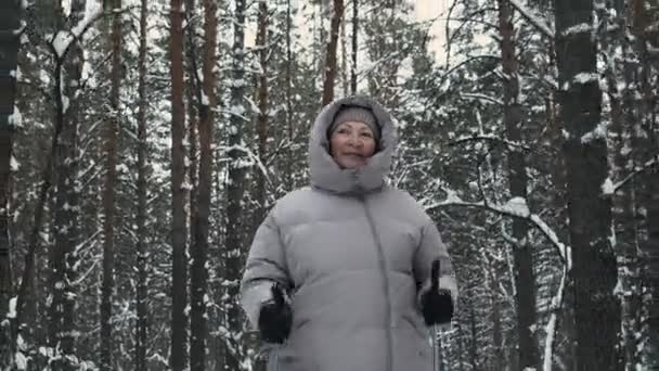 Mujer madura haciendo un paseo nórdico — Vídeos de Stock