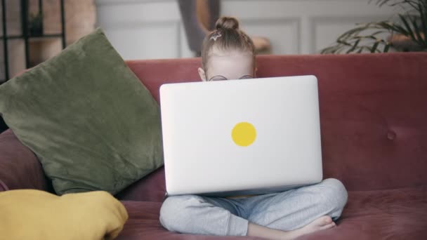Χαριτωμένο κορίτσι χρησιμοποιώντας ένα φορητό υπολογιστή — Αρχείο Βίντεο