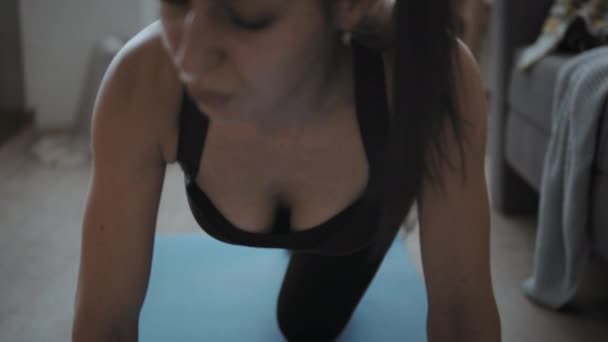Slim kvinna gör övning hemma — Stockvideo