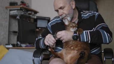 Adam Evcil Hayvan Pençelerini Kırpıyor