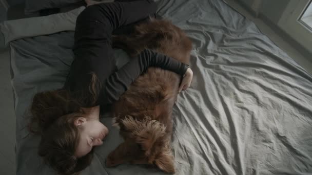 Kvinnan på sängen med sin hund — Stockvideo