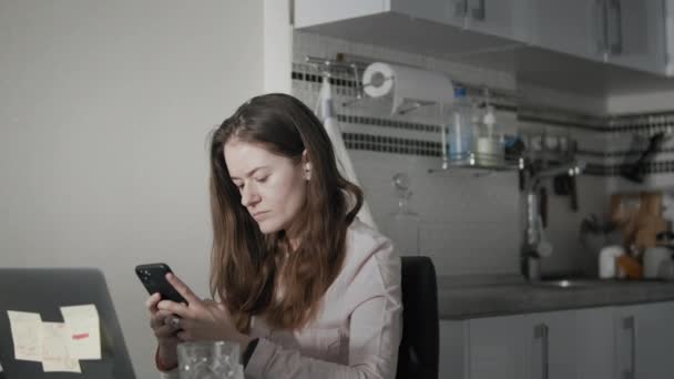 Millenial femme dactylographier sur son smartphone — Video