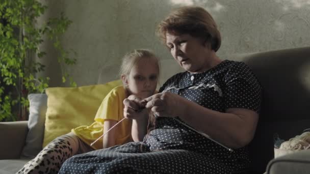奶奶用孩子织毛衣 — 图库视频影像