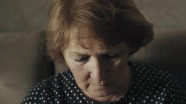 Olgun kadın evde örgü örüyor.