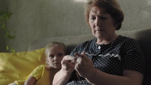 Mormor stickar med barn — Stockvideo