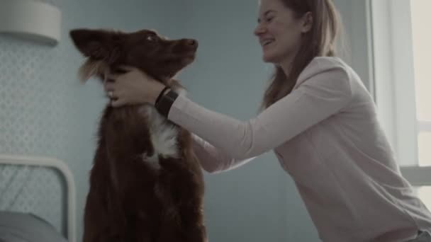Mujer joven con su perro — Vídeos de Stock