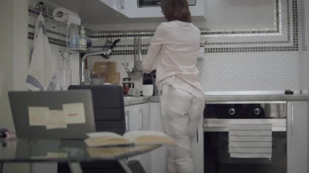 Femme brassage café avec machine — Video