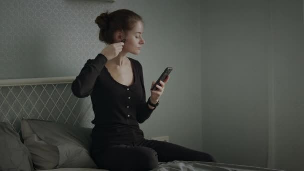 Vrouw doen gezicht zelf massage — Stockvideo