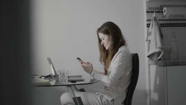 Junge Frau benutzt ihr Smartphone — Stockvideo