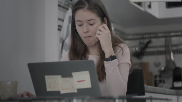 Gros plan d'une femme utilisant un ordinateur à la maison. — Video