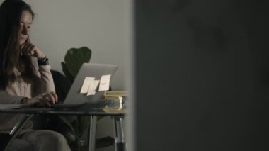 Evde çalışan serbest çalışan bir kadın.