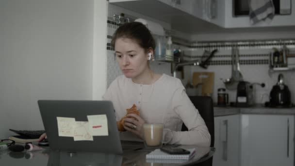 Wanita Makan Sarapannya Selama Kerja Jauh di Rumah — Stok Video
