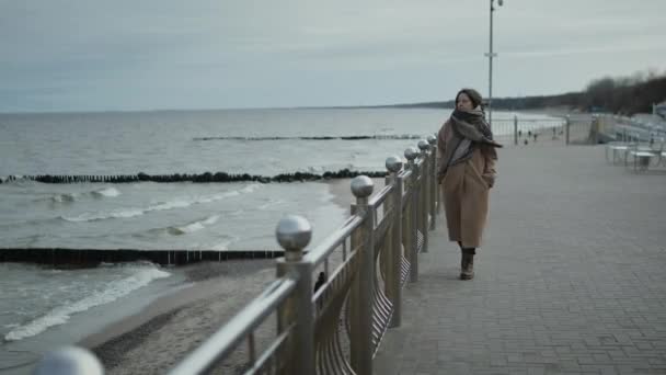 Giovane donna a piedi lungo la spiaggia — Video Stock