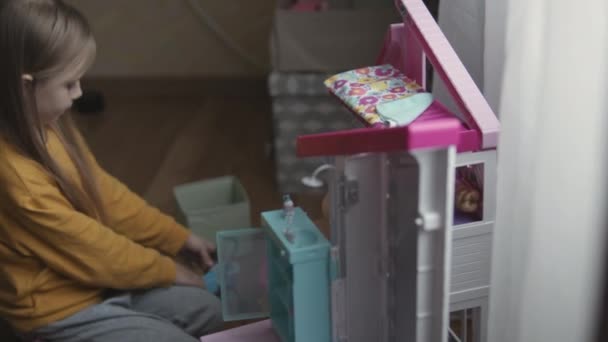 Kleines Mädchen spielt mit Puppenhaus — Stockvideo